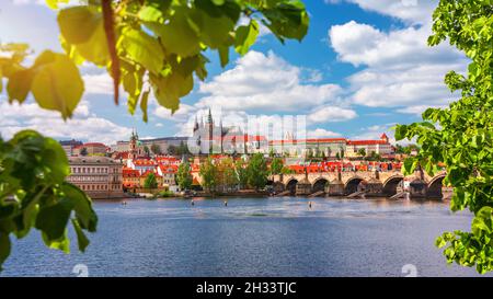 Vue panoramique sur la vieille ville et le Pont Charles l'architecture jetée sur la rivière Vltava à Prague, République tchèque. Emblématique de Prague Pont Charles (Karluv Most Mos Banque D'Images