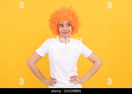 sensation de flirté. femme gaie porte perruque. femme a des cheveux orange. être un clown. avril fools jour. Banque D'Images