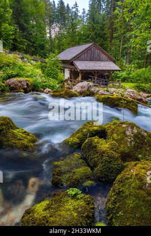 Le moulin de Gollinger à la chute d'eau de Gollinger à Golling, Salzbourg, Autriche. Un ancien moulin à eau près de la cascade de Gollinger au sud de Salzbourg. Banque D'Images