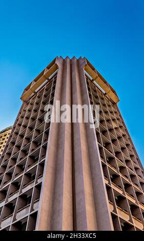 TEL AVIV/ISRAËL - juillet 2019 : immeuble de bureaux de 14 étages de l'America House construit en 1970.Chambre de commerce américaine et différents bureaux.Vue jour sur blu Banque D'Images