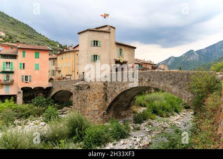 Le Pont Vieux est un petit et beau vieux pont situé dans le centre de Sospel, en France, avec une tour centrale, où au Moyen Age c'était un cus Banque D'Images