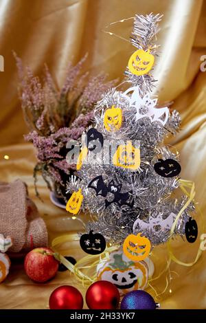 Arbre d'Halloween créatif avec citrouilles de fête, atmosphère de fête.Fêtes d'Halloween avec décorations de Noël.Photo de haute qualité Banque D'Images