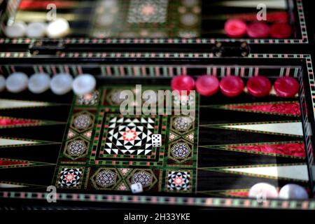 Backgammon sur la boîte en bois, dés et jetons pour le jeu Banque D'Images