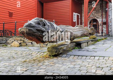 BERGEN, NORVÈGE - 2 JUILLET 2016 : c'est un monument en bois de cabillaud installé à l'intérieur de l'historique Bryggen. Banque D'Images