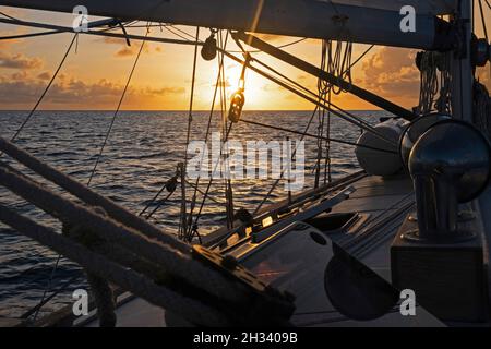 Pont de voilier / voilier / yacht voile dans la mer des Caraïbes au coucher du soleil Banque D'Images