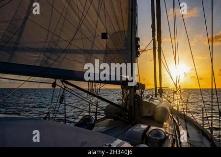 Pont de voilier / voilier / yacht voile dans la mer des Caraïbes au coucher du soleil Banque D'Images