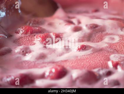 Processus de cuisson de la confiture de fraises maison. Banque D'Images