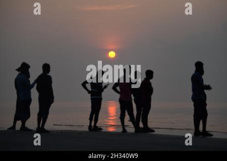 Patuakhali, Bangladesh.22 octobre 2021.Les touristes apprécient le soleil levant à la plage de Kuakata dans le district de Patuakhali du Bangladesh.Kuakata est l'un des rares endroits naturels qui offre une vue complète de la montée et le coucher du soleil sur la baie du Bengale.Une destination touristique populaire, il est à environ 320 kilomètres au sud de Dhaka, la capitale du Bangladesh.Crédit : SOPA Images Limited/Alamy Live News Banque D'Images