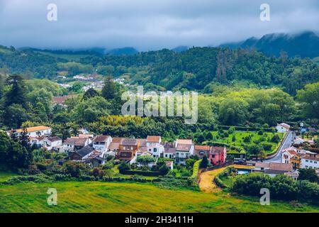 Vue sur le village de Furnas dans l'île de São Miguel, Açores, Portugal. Vue sur Furnas un célèbre village pour les sources thermales géothermiques dans l'île de São Miguel Açores P. Banque D'Images