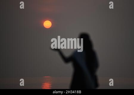 Patuakhali, Bangladesh.22 octobre 2021.Un touriste apprécie le soleil levant à la plage de Kuakata dans le district de Patuakhali du Bangladesh.Kuakata est l'un des rares endroits naturels qui offre une vue complète de la montée et le coucher du soleil sur la baie du Bengale.Une destination touristique populaire, il est à environ 320 kilomètres au sud de Dhaka, la capitale du Bangladesh.(Image de crédit : © Piyas Biswas/SOPA Images via ZUMA Press Wire) Banque D'Images