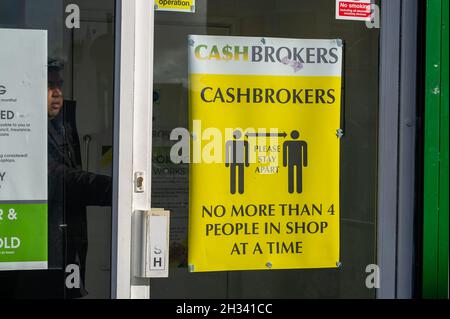 Slough, Berkshire, Royaume-Uni.25 octobre 2021.Un signe social de distancement dans une fenêtre de magasin de courtiers en espèces dans Slough .Crédit : Maureen McLean/Alay Live News Banque D'Images