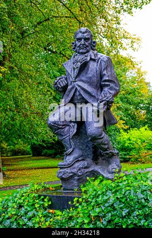 LICHFIELD, ROYAUME-UNI - 10 octobre 2020 : un cliché vertical de la statue du Dr Samuel Johnson dans sa ville natale de Lichfield Banque D'Images