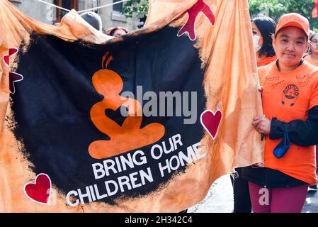 Ces affiches lors de la manifestation de la « Orange shirt Day » à Montréal font référence aux nombreuses tombes cachées des enfants des Premières nations au Canada.Les autochtones du Canada demandent à leur gouvernement de faire plus pour découvrir toutes les tombes potentielles des pensionnats indiens et que les restes soient apportés aux terres ancestrales des enfants Banque D'Images