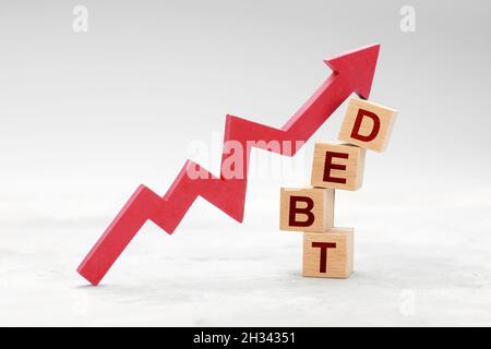 Croissance de la dette.La flèche rouge vers le haut et les cubes sont LA DETTE. Banque D'Images