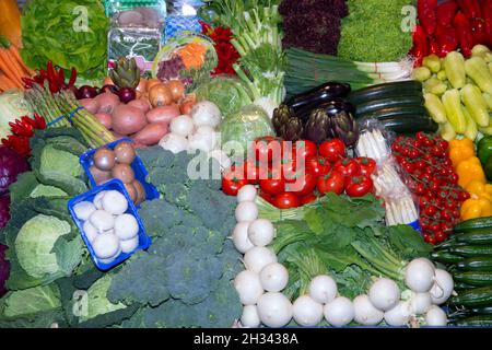 Assortiment de fruits frais mûrs rouge jaune violet et légumes verts sélection de mélanges.Légumes fond saine alimentation propre manger pour la vie de coeur chol Banque D'Images