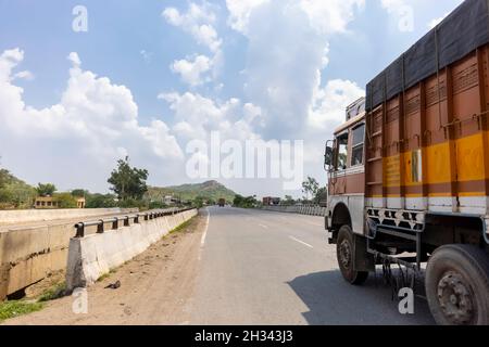 Jodhpur, Inde - juillet 2021: Autoroute nationale indienne, Paysage des routes indiennes sur la route nationale Jodhpur Jaipur avec des véhicules se déplaçant sur les routes. Banque D'Images