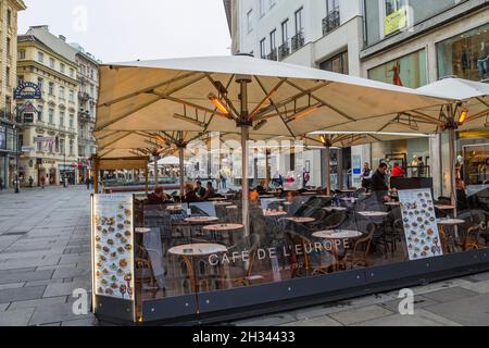 Vienne, Autriche - octobre 2019: Chauffage électrique extérieur lampes infrarouges sous parapluie dans le café de rue en saison d'automne froide Banque D'Images