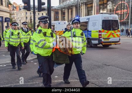 Londres, Royaume-Uni.25 octobre 2021.La police arrête un manifestant.Isolez les manifestants britanniques se sont collés à la route et ont bloqué Wormwood Street et Bishopsgate, à proximité de la gare de Liverpool Street. Banque D'Images