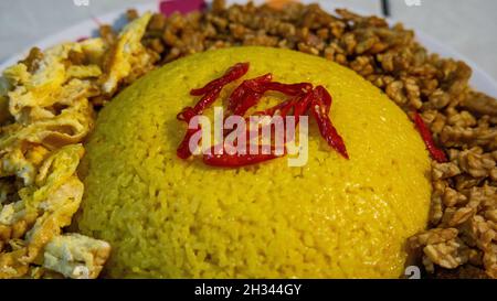 La cuisine indonésienne traditionnelle « Nasi Kuning » sur l'assiette Banque D'Images