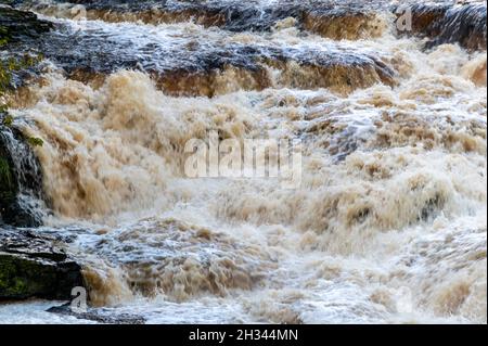 Les chutes d'eau Aysgarth, situées dans le centre du parc national d'Aysgarth Falls, sont un triple vol de petites cascades.Les chutes font partie de la rivière Ure qui coule Banque D'Images