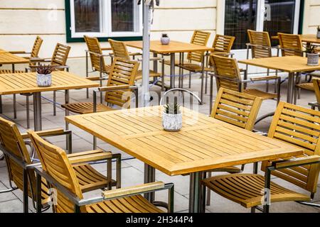 Personne dans un café de rue à cause du coronavirus COVID-19 n'a d'impact sur la quarantaine.Personne.Tables de restaurant et de cafétéria vides. Banque D'Images