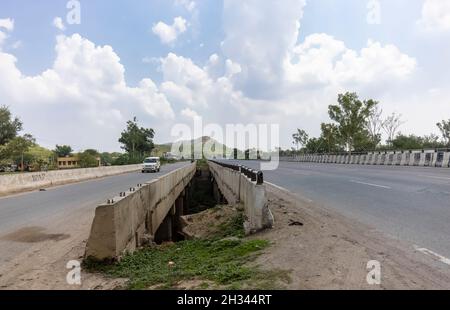 Jodhpur, Inde - juillet 2021: Autoroute nationale indienne, Paysage des routes indiennes sur la route nationale Jodhpur Jaipur avec des véhicules se déplaçant sur les routes. Banque D'Images