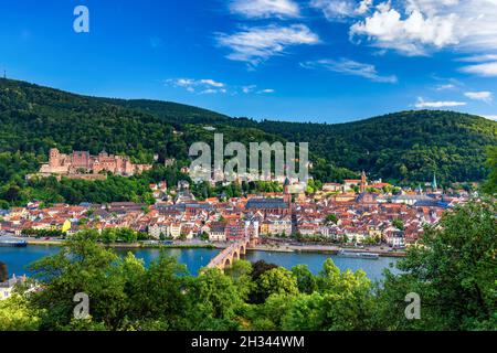 Vue aérienne d'Heidelberg depuis le haut. Vue aérienne de la vieille ville de Heidelberg sur la rivière et le pont, Allemagne. Vue aérienne de Heidelberg, Allemagne OL Banque D'Images