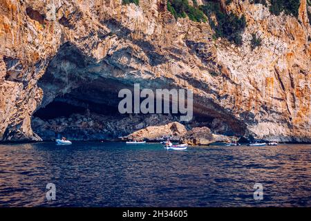 Mer bleue et les grottes caractéristiques de Cala Luna, une plage dans le Golfo di Orosei, Sardaigne, Italie. Grandes grottes marines de la côte méditerranéenne. Sardini Banque D'Images