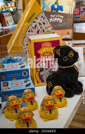 La boutique de cadeaux du Metropolitan Museum of Art propose une variété de produits intéressants pour les enfants et les adultes, New York City, Etats-Unis Banque D'Images