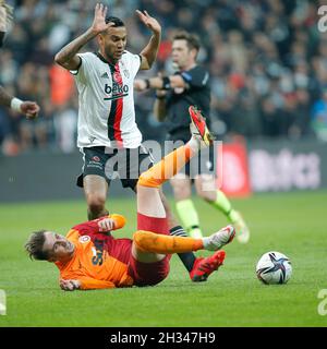 ISTANBUL, TURQUIE - OCTOBRE 25: Alexandru Cicaldau de Galatasaray A.S., Souza de Besiktas JK pendant le match Super LIG entre Besiktas et Galatasaray au parc Vodafone le 25 octobre 2021 à Istanbul, Turquie (photo par TUR/Orange Pictures) Banque D'Images