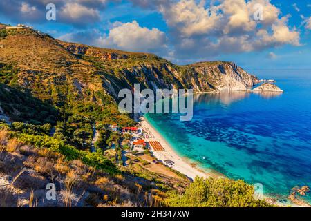 Célèbre plage de Petani sur l'île de Kefalonia, Grèce. Vue sur la baie de Petani et la belle plage, île de Kefalonia, Grèce Banque D'Images