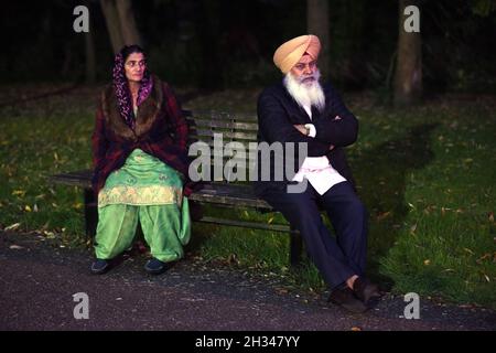 Homme indien portant le turban et femme assise sur le banc de parc public lors des célébrations de Diwali Grande-Bretagne octobre 2021 Banque D'Images