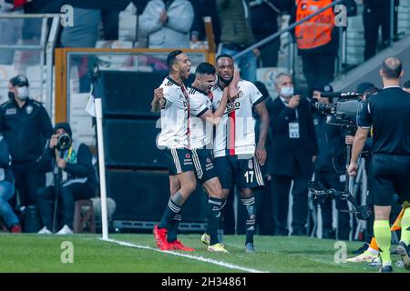 ISTANBUL, TURQUIE - OCTOBRE 25 : cyle Larin de Besiktas JK célèbre son but lors du match Super LIG entre Besiktas et Galatasaray au parc Vodafone le 25 octobre 2021 à Istanbul, Turquie (photo par TUR/Orange Pictures) Banque D'Images