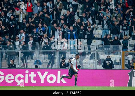 ISTANBUL, TURQUIE - OCTOBRE 25 : cyle Larin de Besiktas JK célèbre son but lors du match Super LIG entre Besiktas et Galatasaray au parc Vodafone le 25 octobre 2021 à Istanbul, Turquie (photo par TUR/Orange Pictures) Banque D'Images