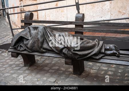 Sans-abri Jésus ou Jésus la sculpture en bronze sans-abri de Timothy Schmatz en police de Chiesa di Sant'Egidio dans le quartier Trastevere de Rome, Italie Banque D'Images