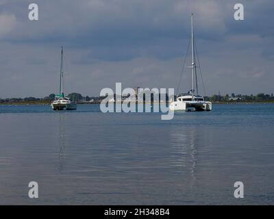 Catamarans amarrés dans le port de Christchurch, Dorset, Royaume-Uni Banque D'Images
