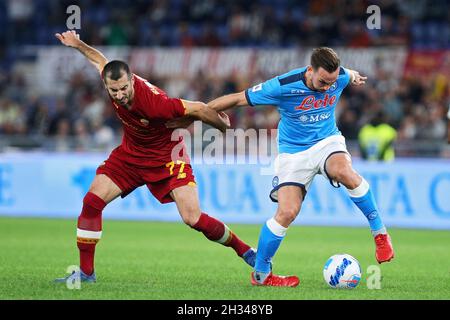 Henrikh Mkhitaryan de Roma(L) vies pour le ballon avec Fabian Ruiz de Napoli (R) pendant le championnat italien Serie Un match de football entre AS Roma et SSC Napoli le 24 octobre 2021 au Stadio Olimpico à Rome, Italie - photo: Federico Proietti/DPPI/LiveMedia Banque D'Images