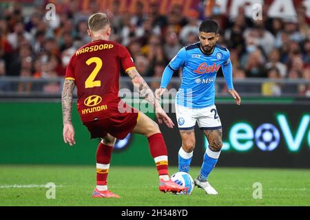 Lorenzo Insigne de Napoli (R) vies pour le ballon avec Rick Karsdorp de Roma (L) pendant le championnat italien Serie Un match de football entre AS Roma et SSC Napoli le 24 octobre 2021 au Stadio Olimpico à Rome, Italie - photo: Federico Proietti/DPPI/LiveMedia Banque D'Images