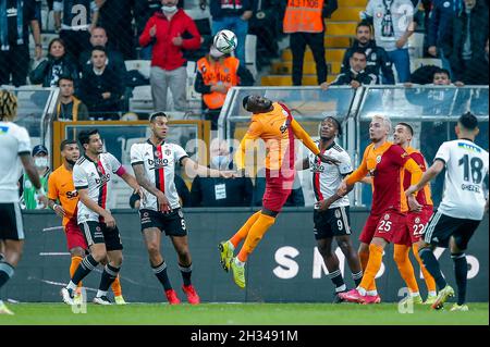 ISTANBUL, TURQUIE - OCTOBRE 25 : Mbaye Diagne de Galatasaray A.S., Souza de Besiktas JK, Michy Batshuayi de Besiktas JK, Victor Nelsson de Galatasaray A.S. lors du match Super LIG entre Besiktas et Galatasaray au parc Vodafone le 25 octobre 2021 à Istanbul, Turquie photo par TUR/Orange Pictures Banque D'Images