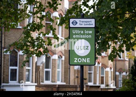 Transports pour Londres (TFL) de nouveaux panneaux pour la nouvelle zone d'émissions ultra-faibles (ULEZ) ont été érigés autour du périmètre de la route orbitale intérieure autour de la capitale,Et vu sur le South Circular à Forest Hill le jour où la nouvelle région devient effective pour les véhicules plus récents, le 25 octobre 2021, à Londres, en Angleterre.Aujourd'hui 18 fois plus grande, la nouvelle zone ULEZ interdit les véhicules plus anciens comme les diesels polluants et les voitures à essence de plus de 2006 ans, une tentative de réduire les émissions toxiques qui nuisent davantage à la santé de 1 enfant sur 10 souffrant d'asthme.Les conducteurs de véhicules non exemptés peuvent entrer dans l'ULEZ après Banque D'Images