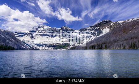 Lac Cameron, lac alpin du parc national Waterton, dans les Rocheuses canadiennes, en Alberta, à la frontière américaine Banque D'Images