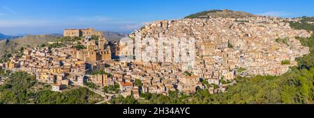 Panorama de la ville de Caccamo, Sicile.Cité médiévale italienne avec le château normand dans les montagnes de Sicile, Italie.Vue sur la ville de Caccamo sur la colline avec le mont Banque D'Images