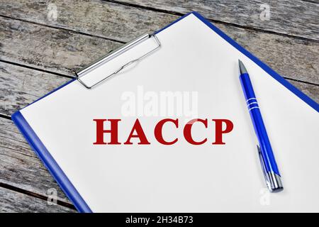 CERTIFIÉ HACCP.Texte sur papier blanc sur fond de bois gros plan Banque D'Images