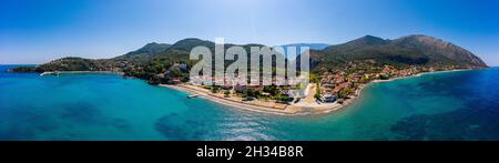 Vue aérienne de la ville de Poros, île de Kefalonia en Grèce. Poros ville au milieu de la journée. Céphalonie ou île de Kefalonia, Mer Ionienne, Grèce. Poros v Banque D'Images