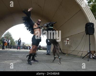 New York, États-Unis.25 octobre 2021.ARCHIVES****(NOUVEAU) scène canines de Manhattan costumée de Feisty la plus grande 31e parade annuelle des chiens au monde pour la célébration d'Halloween.23 octobre 2021, New York États-Unis : dans une ville où les chiens doivent être vêtus par la loi pendant la saison froide de l'hiver, des foules enthousiastes et enflammés sont venues saluer une diversité de chiens courageux de New York --Qui se sont mis au point avec leurs meilleurs costumes d'Halloween pour brider leurs affaires dans le plus grand défilé de chiens au monde -- tenu dans un vent vif sur les rives de l'East River de la ville, à Manhattan, New York.D'innombrables canines survêtues rivalisaient avec le prix Banque D'Images