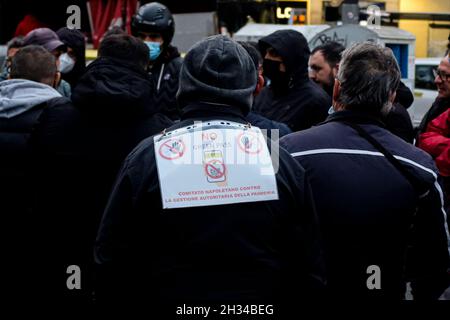 Les étudiants, les travailleurs et les chômeurs défilent dans les rues de naples le 25 octobre 2021 pour exprimer leur désaccord avec les mesures prises par le gouvernement italien pour contrer la propagation de COVID-19 en utilisant le GREENPASS,Chantant des accords contre le gouvernement en désignant Mario Draghi Président du Conseil des ministres de la République italienne comme responsable Banque D'Images