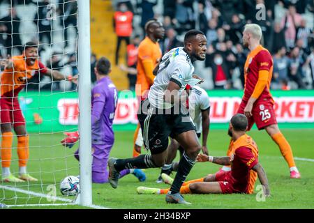 ISTANBUL, TURQUIE - OCTOBRE 25 : cyle Larin de Besiktas JK célèbre son but lors du match Super LIG entre Besiktas et Galatasaray au parc Vodafone le 25 octobre 2021 à Istanbul, Turquie (photo par TUR/Orange Pictures) Banque D'Images