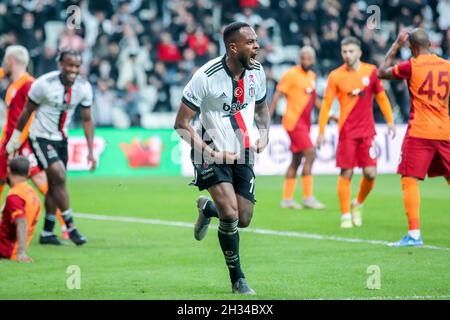 ISTANBUL, TURQUIE - OCTOBRE 25 : cyle Larin de Besiktas JK célèbre son but lors du match Super LIG entre Besiktas et Galatasaray au parc Vodafone le 25 octobre 2021 à Istanbul, Turquie (photo par TUR/Orange Pictures) Banque D'Images