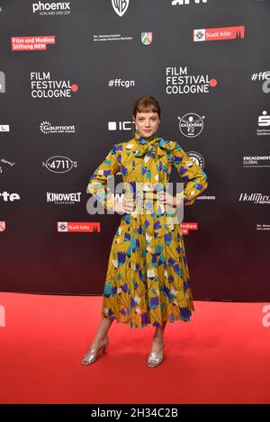 Cologne, Allemagne.24 octobre 2021.L'actrice Jella Haase arrive pour la projection du film Lieber Thomas au Festival du film de Cologne.Credit: Horst Galuschka/dpa/Alay Live News Banque D'Images