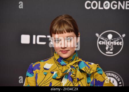 Cologne, Allemagne.24 octobre 2021.L'actrice Jella Haase arrive pour la projection du film Lieber Thomas au Festival du film de Cologne.Credit: Horst Galuschka/dpa/Alay Live News Banque D'Images